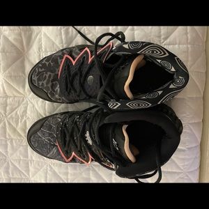 Mens basketball shoes